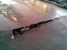 Из-за огромной трещины на дороге скоро невозможно будет заехать во двор 32/01 'Г'