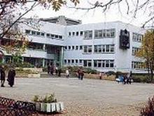 К школе в Набережных Челнах съехались 14 пожарных машин и несколько автомобилей «скорой помощи»