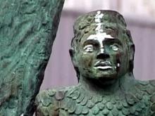 Памятник Тукаю в Набережных Челнах изрисовали оккультными символами