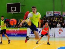 Девушки поднимают футболистам тонус