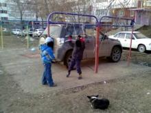 Водитель прогнал игравших детей с площадки, чтобы припарковаться