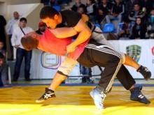 Победителя турнира по борьбе курэш и армреслингу отправляют в хадж