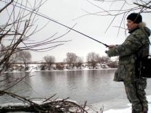 Одни рыбаки еще не смотали зимние снасти, другие уже пробуют спиннинги и донки