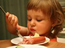 Почему в детских садах детей не кормят свежими овощами?