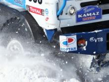 Грузовики команды 'КАМАЗ-мастер', возвращаясь в Набережные Челны, попали в ледяную бурю