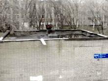 Два железных листа готовы сорваться с крыши тепловой станции в поселке ГЭС