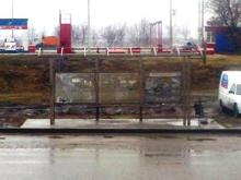 Челнинцы мокнут под дождем на остановках без крыши