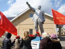 У памятника Ленину на Элеваторной горе появились цветы