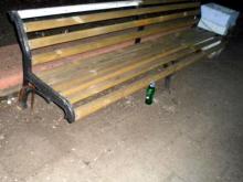 В Набережных Челнах неизвестные спилили ножки у скамеек