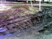 Грузовики, приезжающие на разгрузку, уничтожают газоны