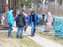 Волонтеры убрали солдатские могилы на кладбище в поселке ГЭС