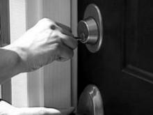 Неадекватный челнинец запер в квартире свою мать, не выпуская ее на улицу