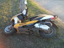 На проспекте Чулман в Набережных Челнах опрокинулся скутерист