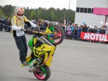 Стантрайдеры продемонстрировали в Набережных Челнах трюковую езду на мото- и квадроциклах