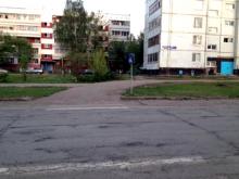 На улице Шамиля Усманова есть «зебра», но нет тротуара, ведущего к ней