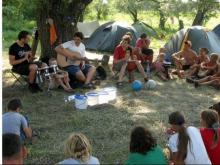 Украинские беженцы открывают детям палаточный лагерь