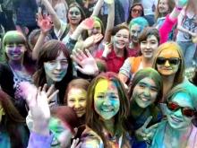 Челнинцы разукрасили себя на Фестивале красок
