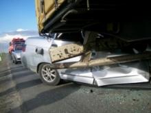 Врезавшийся в припаркованную фуру молодой водитель в состоянии комы доставлен в БСМП