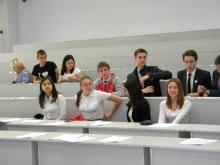 Выпускникам ВУЗов посоветовали устраиваться на работу летом.