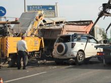 Китайский автомобиль остановил шведскую машину для уборки улиц