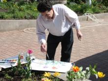 Алмас Идрисов рисует тюльпаны