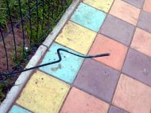 Торчащие штыри угрожают здоровью детей во дворе дома 4/15 поселка ГЭС