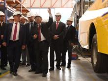 Рустам Минниханов и Сергей Когогин увидели, как собирают автобусы на шасси КАМАЗ в Перу