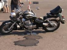 В Набережных Челнах лихач на мотоцикле без госномера врезался в припаркованный автомобиль