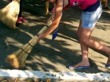 В 50-й школе провели уборку территории - родитель возмущен