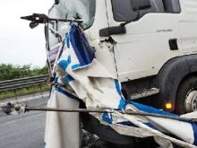 На трассе М-7 слетевший с фуры тент покалечил водителя