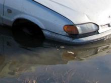 Автомобиль вытащили из реки Ик, но водителя не нашли