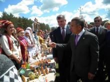 Сабантуй - 2015: Рустам Минниханов отчеканил памятную монету и станцевал башкирский танец. 