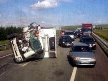 Столкнувшиеся на трассе М-7 фуры образовали километровую пробку