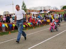 Малышей пригласили погонять на велосипедах