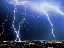 Из-за попадания молнии в Тукаевском районе сгорели два дома