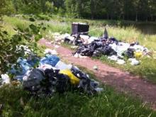 Свалку мусора возле санатория 'Жемчужина' никто не вывозит