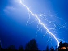 Из-за удара молнии возле Набережных Челнов сгорел дачный домик