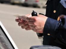 24-летний водитель ездил на автомобиле с поддельными правами