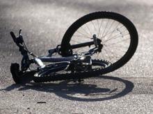 Велосипедист не спешился на пешеходном переходе и столкнулся с машиной