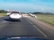 На трассе М-7 при подъезде к Уфе перевернулся автомобиль с прицепом