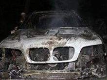 В Набережных Челнах минувшей ночью обгорел автомобиль «БМВ», стоявший на пешеходном тротуаре