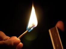 Рано утром в 46 комплексе кто-то поджег автомобиль «Лада Калина»