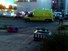 В заблокированный бетонными клумбами двор дома 11/14 не смогла проехать машина скорой помощи