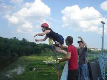 Зачем человеку прыгать с моста?