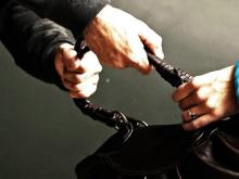 Сосед 76-летней женщины ограбил и избил ее в лифте