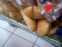 В Набережных Челнах в магазине 'Магнит' хлебобулочные изделия сваливают в грязный контейнер