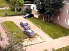 Арендаторы здания 17/9А засыпали газон щебнем, превратив его в автостоянку