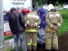 Старая коробка переполошила прохожих на остановке «Театр кукол»