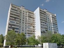 Двое малышей остались за захлопнутой дверью