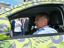 Рустам Минниханов протестировал новинки АвтоВАЗа - Lada Vesta и Lada XRay